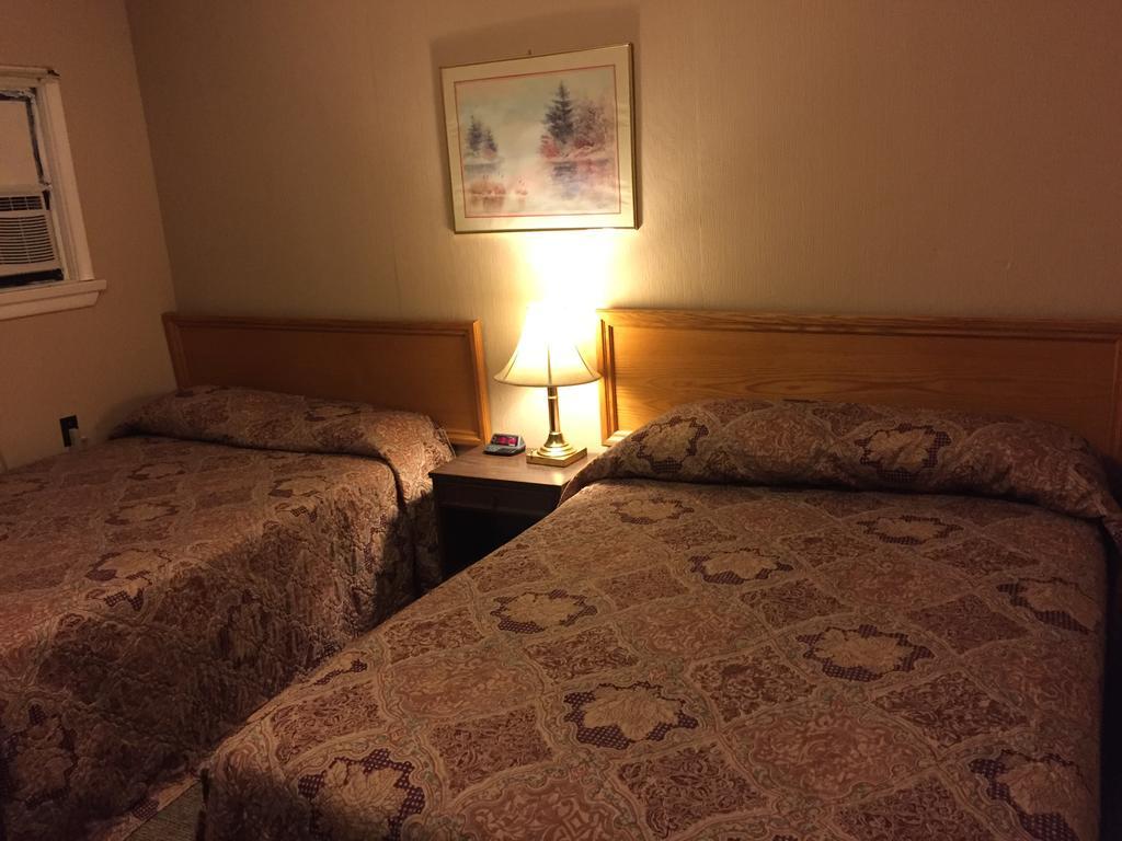 Shamrock Motel Midland Room photo